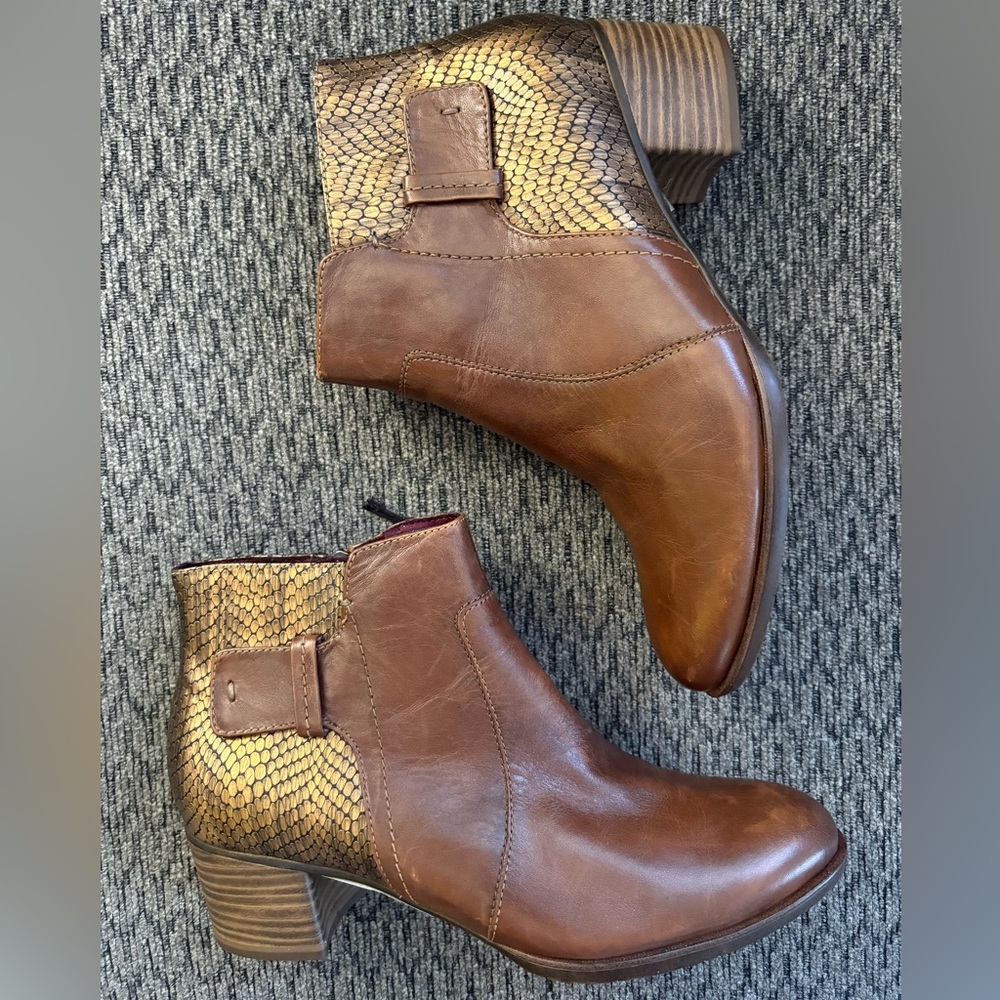 NWOB Tamaris Brown Leather Booties Gold Metallic Snake  Print Women’s 40 (US 9)